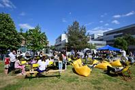 On 14 May 2022, Hochschule Düsseldorf – University of Applied Sciences (HSD) could finally celebrate its 50th anniversary – and the response exceeded everything all organisers had hoped for: Several thousand people came to celebrate during the day and well into the night, creating a unique atmosphere on campus and enjoying wonderful weather.